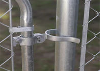 Γαλβανισμένος περίπατος φρακτών συνδέσεων αλυσίδων μετάλλων μέσω του τοποθετώντας συνόλου κρεμαστρών υλικού πυλών, των αρθρώσεων και του κλειδώσιμου σύρτη πυλών Chainlink
